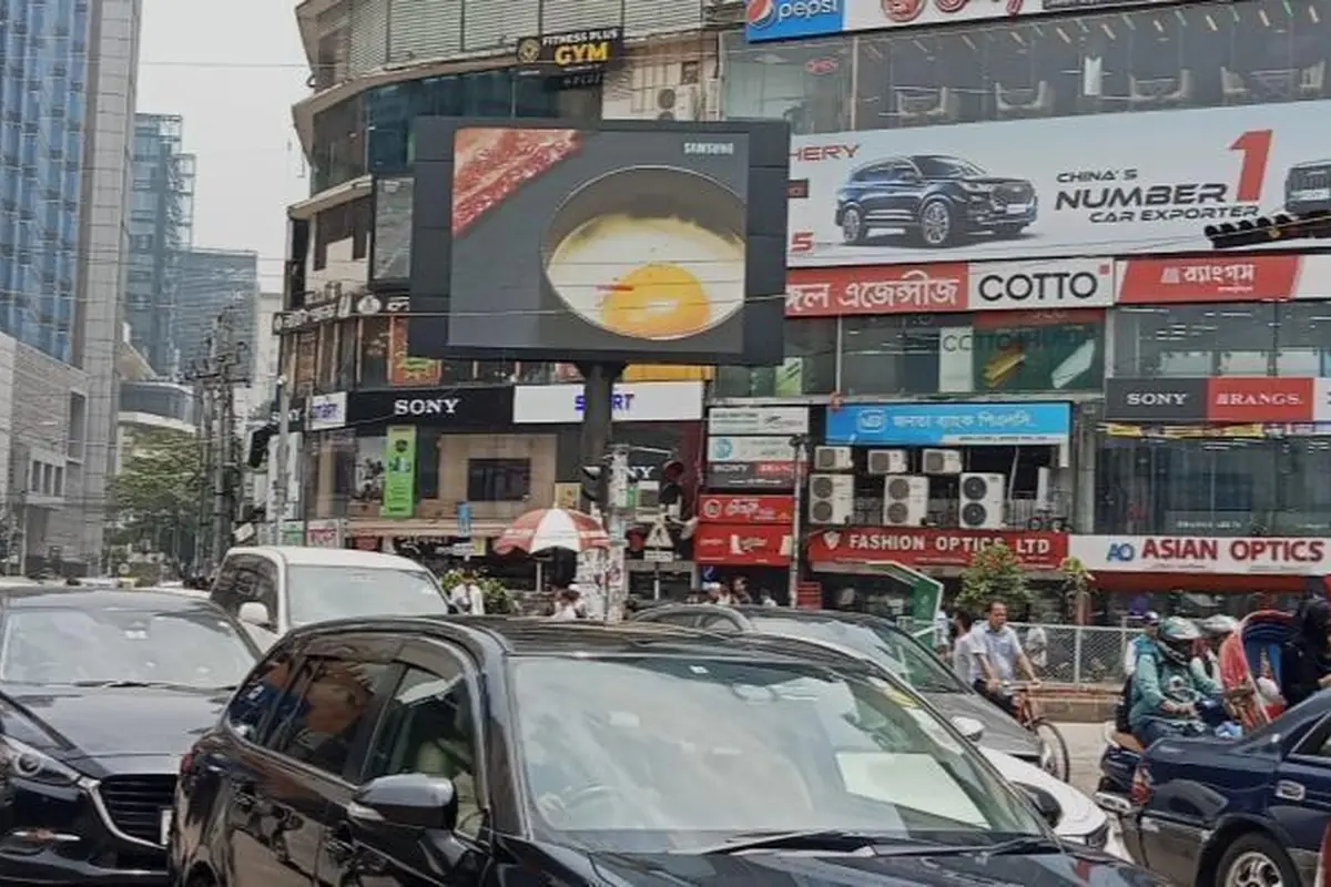 Gulshan Circle-1 Mid Island LED billboard, Gulshan, Dhaka