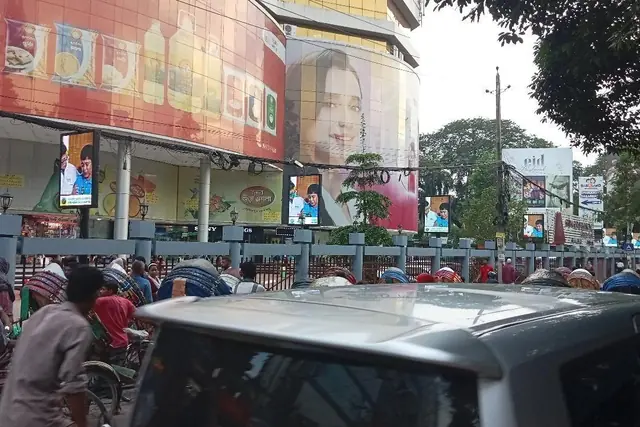 Shimanto Square (6 LED Screens) LED screen, Dhanmondi & Science Lab